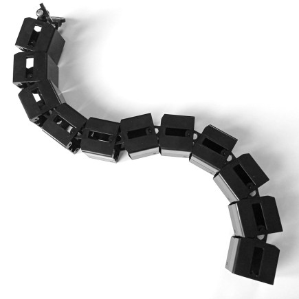 КАНАЛ ДЛЯ ПРОВОДОВ К-740-Ч (МОД.2) ЧЁРНЫЙ КВАДРАТНЫЙ БЕЗ МЕТАЛЛИЧЕСКОГО ОСНОВАНИЯ