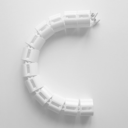 КАБЕЛЬ КАНАЛ А-740-Б (МОД.2) БЕЛЫЙ ДЛЯ ПРОВОДОВ ПИСЬМЕННОГО СТОЛА ГИБКИЙ ВЕРТИКАЛЬНЫЙ БЕЗ МЕТАЛЛИЧЕСКОГО ОСНОВАНИЯ